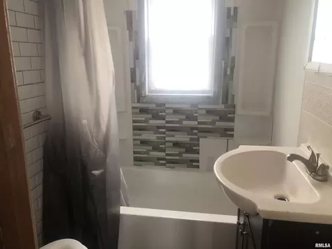 Bath - 2800 E Keys Ave, Springfield, IL 62702 photo 1 of 2