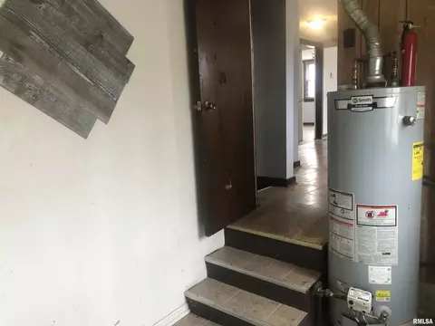 Entry Way - 2800 E Keys Ave, Springfield, IL 62702 photo 2 of 2