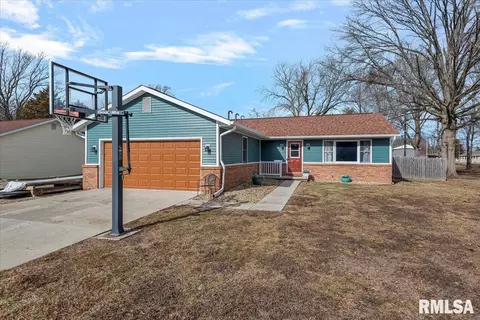 Exterior - 617 E Chestnut St, Chatham, IL 62629 photo 1 of 4