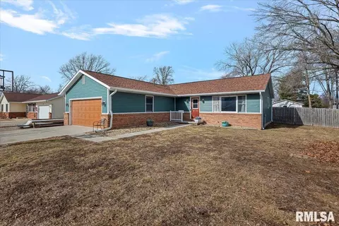 617 E Chestnut St, Chatham, IL 62629