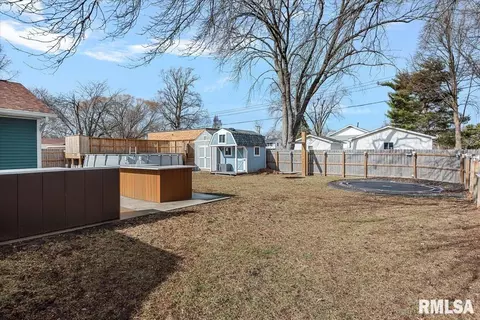 Exterior - 617 E Chestnut St, Chatham, IL 62629 photo 2 of 4