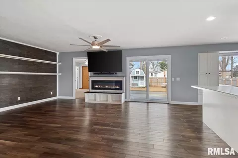 Living - 617 E Chestnut St, Chatham, IL 62629 photo 1 of 4