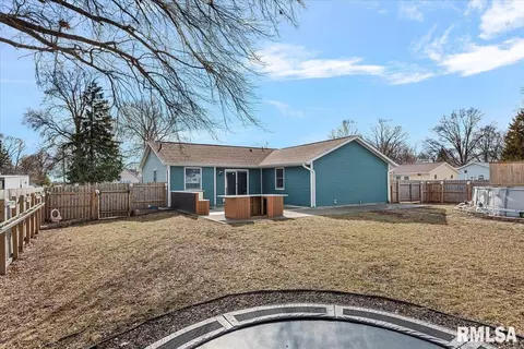 Exterior - 617 E Chestnut St, Chatham, IL 62629 photo 3 of 4