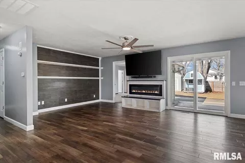 Living - 617 E Chestnut St, Chatham, IL 62629 photo 2 of 4