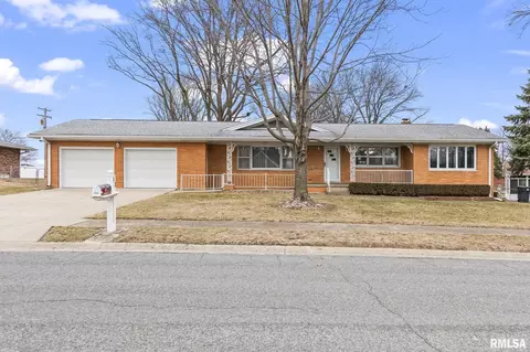 13 Knollwood Dr, Sherman, IL 62684