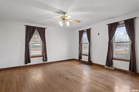 Living - 630 W Maple Ave, Springfield, IL 62702 photo 1 of 4