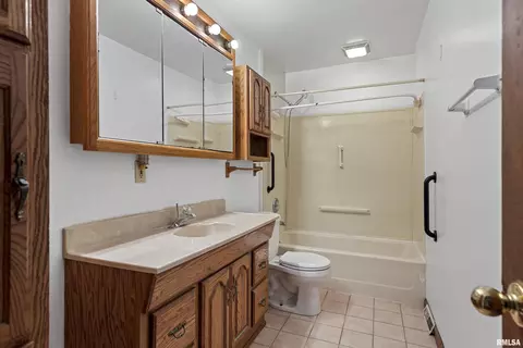 Bath - 630 W Maple Ave, Springfield, IL 62702 photo 1 of 1