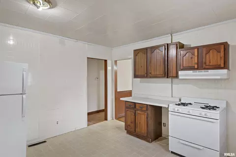 Kitchen - 630 W Maple Ave, Springfield, IL 62702 photo 2 of 2