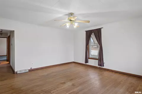 Living - 630 W Maple Ave, Springfield, IL 62702 photo 2 of 4