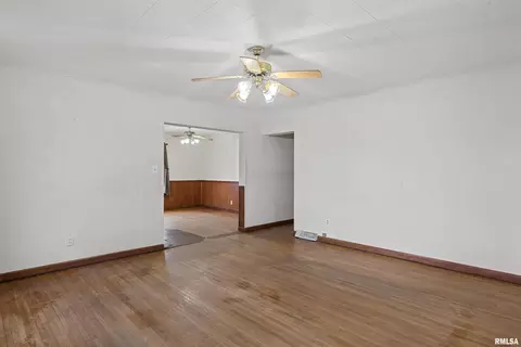Living - 630 W Maple Ave, Springfield, IL 62702 photo 3 of 4
