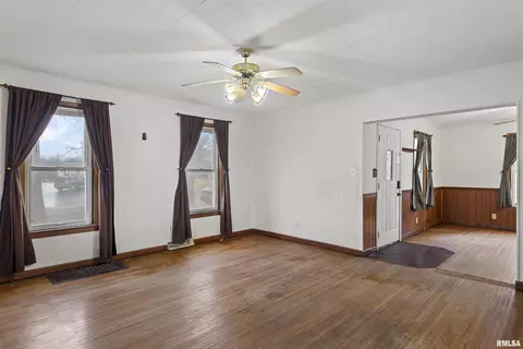 Living - 630 W Maple Ave, Springfield, IL 62702 photo 4 of 4