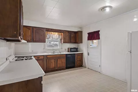Kitchen - 630 W Maple Ave, Springfield, IL 62702 photo 1 of 2