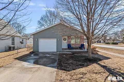 132 W Jones St, Williamsville, IL 62693
