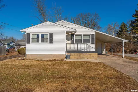 218 18th St, Lincoln, IL 62656