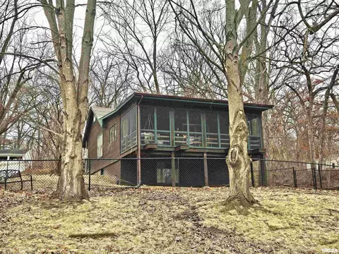 999 Breezy Bluff Dr, Galesburg, IL 61401