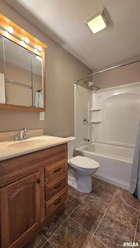 Bath - 1736-1740 S Park Ave, Springfield, IL 62704 photo 1 of 1