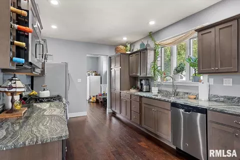 Entry Way - 419 E Corwin St, Litchfield, IL 62056 photo 5 of 13