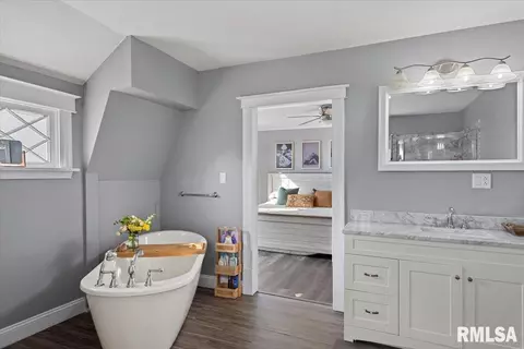 Bath - 419 E Corwin St, Litchfield, IL 62056 photo 4 of 4