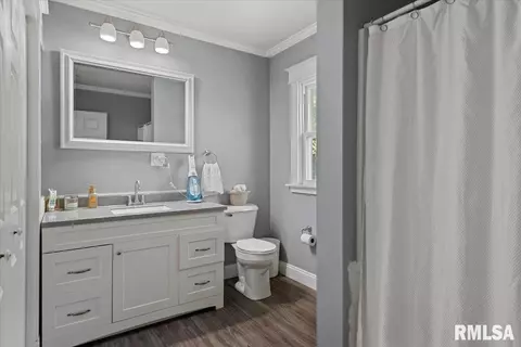 Bath - 419 E Corwin St, Litchfield, IL 62056 photo 2 of 4