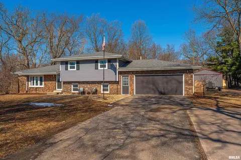 9830 Oakwood Ln, Petersburg, IL 62675