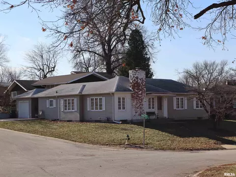 145 Woodlawn Rd, Quincy, IL 62301