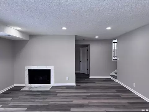 Living - 3050 E Fulton Ave, Decatur, IL 62521 photo 4 of 6