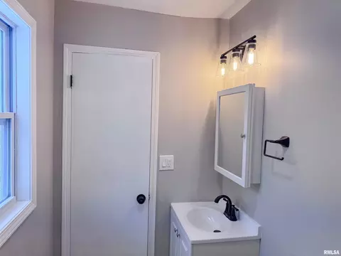 Bath - 3050 E Fulton Ave, Decatur, IL 62521 photo 1 of 6