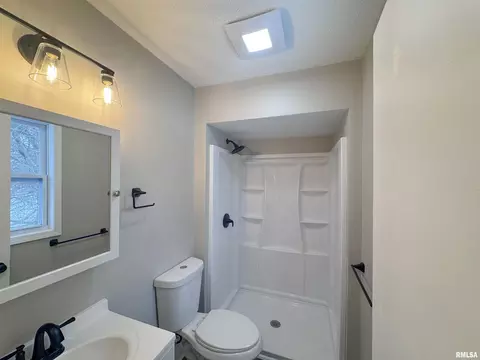 Bath - 3050 E Fulton Ave, Decatur, IL 62521 photo 2 of 6