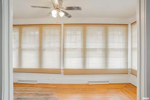 525 N Vine St, Mount Pulaski, IL 62548 photo 9