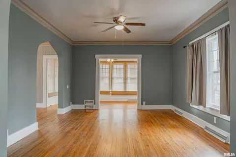 525 N Vine St, Mount Pulaski, IL 62548 photo 6