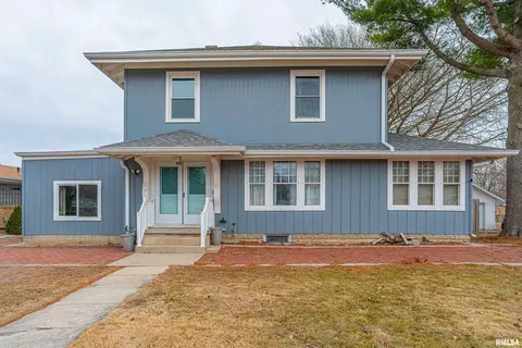 525 N Vine St, Mount Pulaski, IL 62548 photo 2