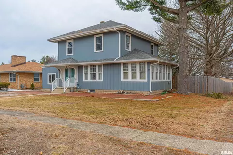 525 N Vine St, Mount Pulaski, IL 62548 photo 3