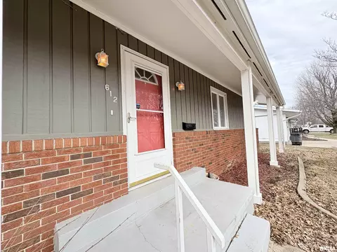 612 Hall Dr, Jacksonville, IL 62650