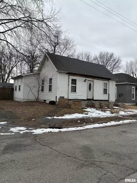 902 W Franklin St, Taylorville, IL 62568