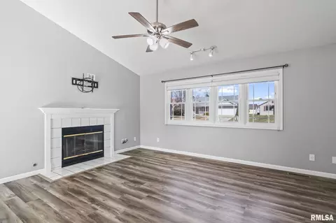 Living - 2632 Steiler Pl, Springfield, IL 62703 photo 3 of 5