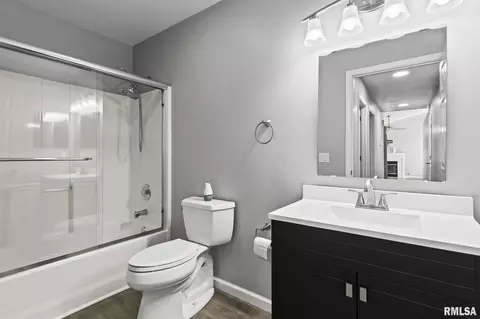 Bath - 2632 Steiler Pl, Springfield, IL 62703 photo 3 of 3