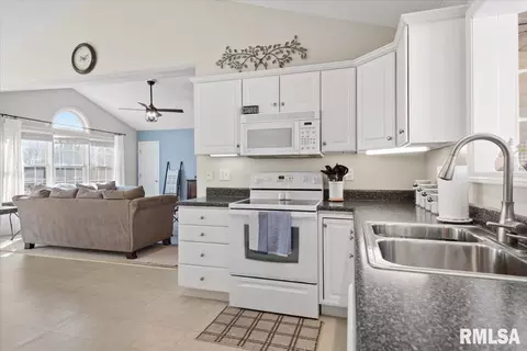 Kitchen - 5000 Manhattan Dr, Springfield, IL 62711 photo 4 of 5
