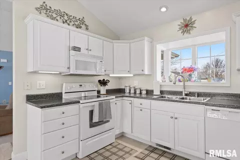 Kitchen - 5000 Manhattan Dr, Springfield, IL 62711 photo 5 of 5