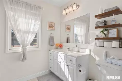 Bath - 5000 Manhattan Dr, Springfield, IL 62711 photo 2 of 2