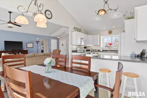 Dining - 5000 Manhattan Dr, Springfield, IL 62711 photo 2 of 2