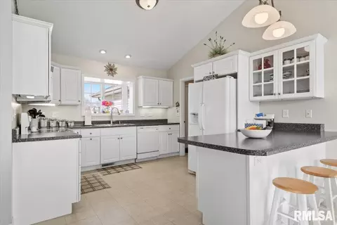 Kitchen - 5000 Manhattan Dr, Springfield, IL 62711 photo 2 of 5