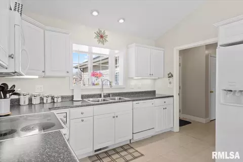 Kitchen - 5000 Manhattan Dr, Springfield, IL 62711 photo 3 of 5