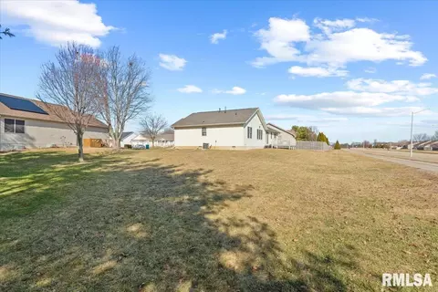Exterior - 5000 Manhattan Dr, Springfield, IL 62711 photo 3 of 5