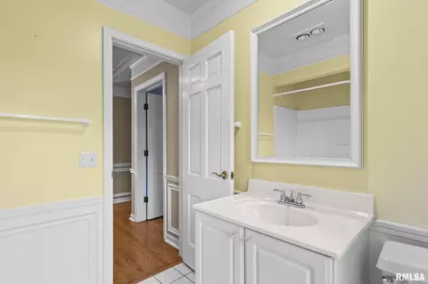 Bath - 10 Sunset Ln, Springfield, IL 62704 photo 6 of 10