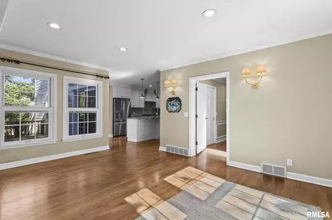 Living - 10 Sunset Ln, Springfield, IL 62704 photo 7 of 12