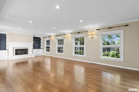 Living - 10 Sunset Ln, Springfield, IL 62704 photo 5 of 12
