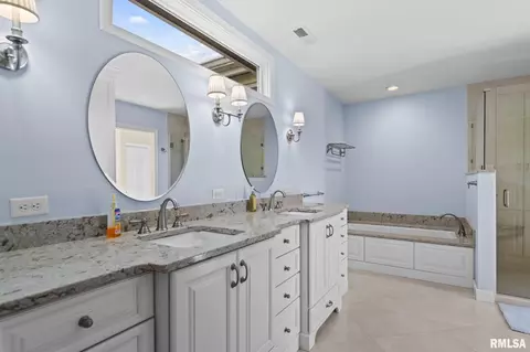 Bath - 10 Sunset Ln, Springfield, IL 62704 photo 1 of 10