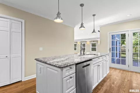 Kitchen - 10 Sunset Ln, Springfield, IL 62704 photo 4 of 5