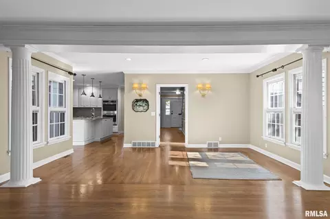 Living - 10 Sunset Ln, Springfield, IL 62704 photo 1 of 12