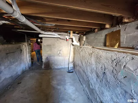 Entry Way - 201 E Washington St, Athens, IL 62613 photo 3 of 3
